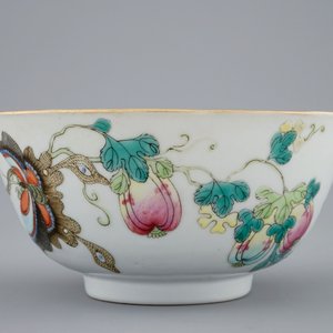 A Chinese famille rose vase with applied flowers and a bowl, 19th C. — photo 10