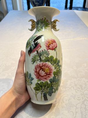 A Chinese famille rose vase with bird among flowering branches, signed Hu Qifa 胡啟發, 19/20th C. — foto 1