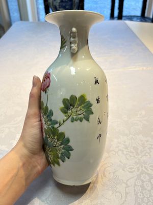 A Chinese famille rose vase with bird among flowering branches, signed Hu Qifa 胡啟發, 19/20th C. — foto 2