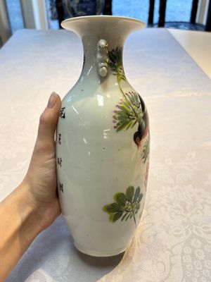 A Chinese famille rose vase with bird among flowering branches, signed Hu Qifa 胡啟發, 19/20th C. — foto 4