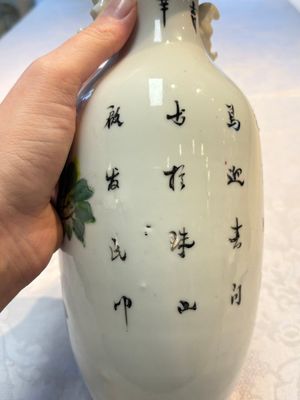 A Chinese famille rose vase with bird among flowering branches, signed Hu Qifa 胡啟發, 19/20th C. — foto 9