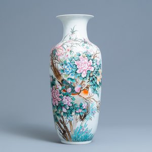 A Chinese famille rose vase with birds among blossoming branches, Qianlong mark, Republic — 照片 1