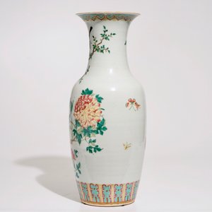 A Chinese famille rose vase with birds among peonies, 19th C. — 照片 4
