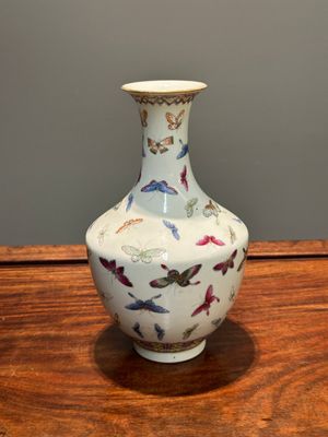 A Chinese famille rose vase with butterfly design, Guangxu mark, 19th C. — 照片 1