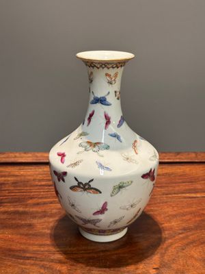 A Chinese famille rose vase with butterfly design, Guangxu mark, 19th C. — 照片 2