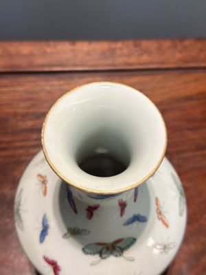 A Chinese famille rose vase with butterfly design, Guangxu mark, 19th C. — 照片 5