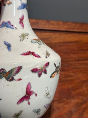 A Chinese famille rose vase with butterfly design, Guangxu mark, 19th C. — 照片 6