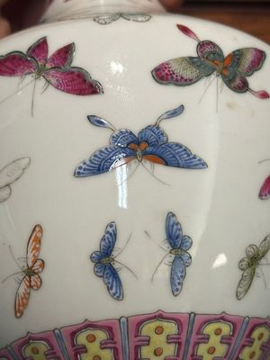 A Chinese famille rose vase with butterfly design, Guangxu mark, 19th C. — 照片 9