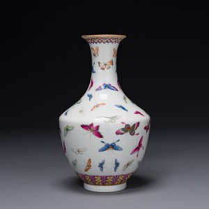 A Chinese famille rose vase with butterfly design, Guangxu mark, 19th C. — 照片 3