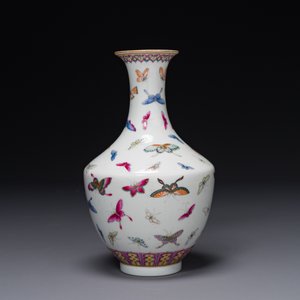 A Chinese famille rose vase with butterfly design, Guangxu mark, 19th C. — 照片 4