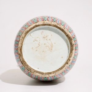 A Chinese famille rose vase with court scenes, 19th C. — 照片 5