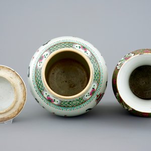 A Chinese famille rose vase with cover and a Canton rose medallion vase, 19th C. — photo 5