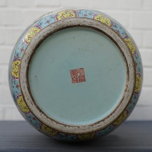 A Chinese famille rose vase with deers in a landscape, Qianlong mark, 19/20th C. — photo 10