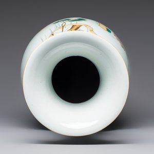 A Chinese famille rose vase with figural design and a covered jar, 19/20th C. — photo 6