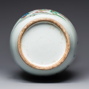 A Chinese famille rose vase with figural design and a covered jar, 19/20th C. — photo 7