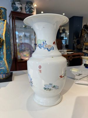A Chinese famille rose vase with figural design, ji 迹 seal mark, Yongzheng — photo 14