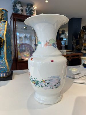 A Chinese famille rose vase with figural design, ji 迹 seal mark, Yongzheng — photo 15