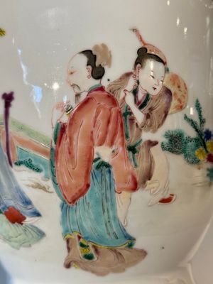 A Chinese famille rose vase with figural design, ji 迹 seal mark, Yongzheng — photo 19