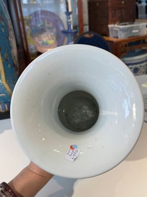 A Chinese famille rose vase with figural design, ji 迹 seal mark, Yongzheng — photo 27