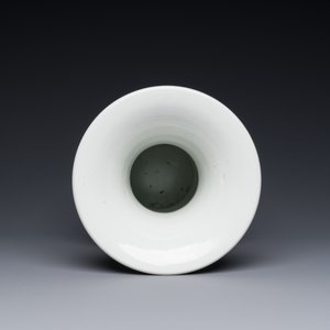 A Chinese famille rose vase with figural design, ji 迹 seal mark, Yongzheng — photo 5