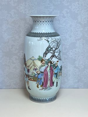 A Chinese famille rose vase with figural design, Qianlong mark, 20th C. — photo 1