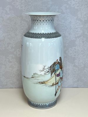 A Chinese famille rose vase with figural design, Qianlong mark, 20th C. — photo 4