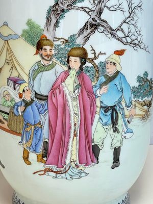 A Chinese famille rose vase with figural design, Qianlong mark, 20th C. — photo 5