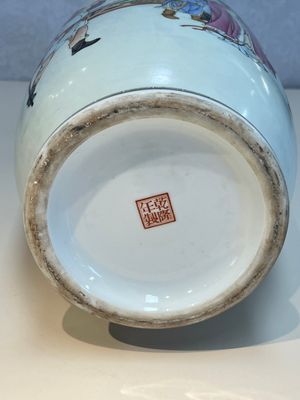 A Chinese famille rose vase with figural design, Qianlong mark, 20th C. — photo 10