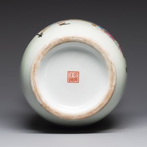 A Chinese famille rose vase with figural design, Qianlong mark, 20th C. — photo 6