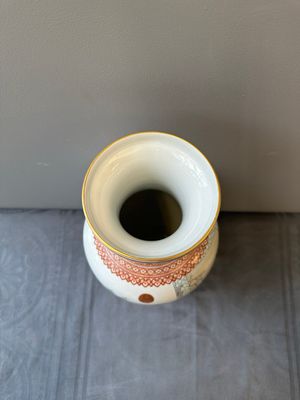 A Chinese famille rose vase with figural design, Qianlong mark, 20th C. — 照片 6