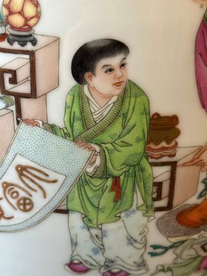 A Chinese famille rose vase with figural design, Qianlong mark, 20th C. — 照片 10