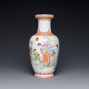 A Chinese famille rose vase with figural design, Qianlong mark, 20th C. — 照片 1