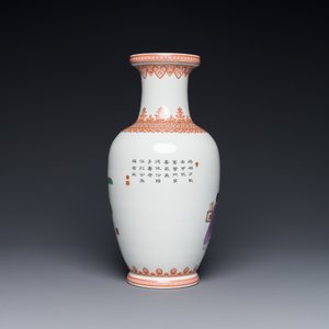 A Chinese famille rose vase with figural design, Qianlong mark, 20th C. — 照片 2