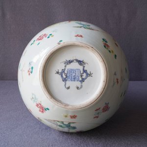 A Chinese famille rose vase with figurative medallions, Qianlong mark, 19th C. — photo 10