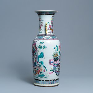 A Chinese famille rose vase with figures and antiquities, 19th C. — 照片 2