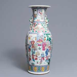 A Chinese famille rose vase with figures in a garden, 19th C. — 照片 1