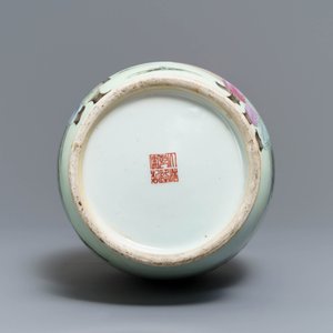 A Chinese famille rose vase with figures in a garden, Qianlong mark, Republic, 20th C. — photo 6