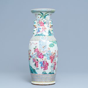 A Chinese famille rose vase with figures in a landscape, 19th C. — 照片 1