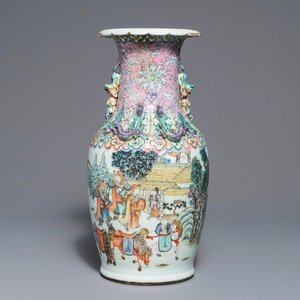 A Chinese famille rose vase with figures in a landscape, 19th C. — 照片 1