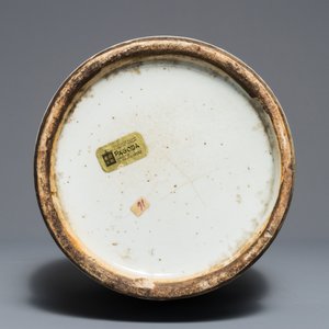 A Chinese famille rose vase with figures in a landscape, 19th C. — 照片 5