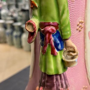 A Chinese famille rose vase with floral and landscape medallions, Qianlong — 照片 10