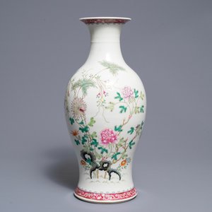 A Chinese famille rose vase with floral design, 19/20th C. — 照片 1