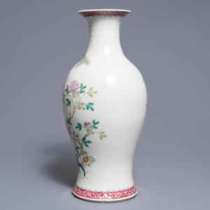 A Chinese famille rose vase with floral design, 19/20th C. — 照片 4