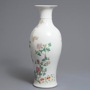 A Chinese famille rose vase with floral design, 19/20th C. — 照片 4