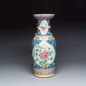 A Chinese famille rose vase with floral design, 19th C. — photo 1