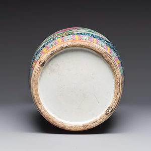 A Chinese famille rose vase with floral design, 19th C. — photo 6