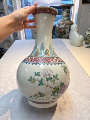 A Chinese famille rose vase with floral design, Hongxian mark and of the period — photo 1