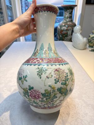 A Chinese famille rose vase with floral design, Hongxian mark and of the period — photo 2