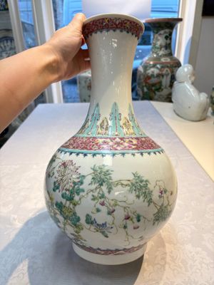 A Chinese famille rose vase with floral design, Hongxian mark and of the period — photo 3