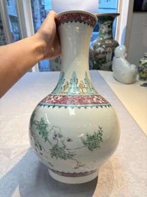 A Chinese famille rose vase with floral design, Hongxian mark and of the period — photo 4